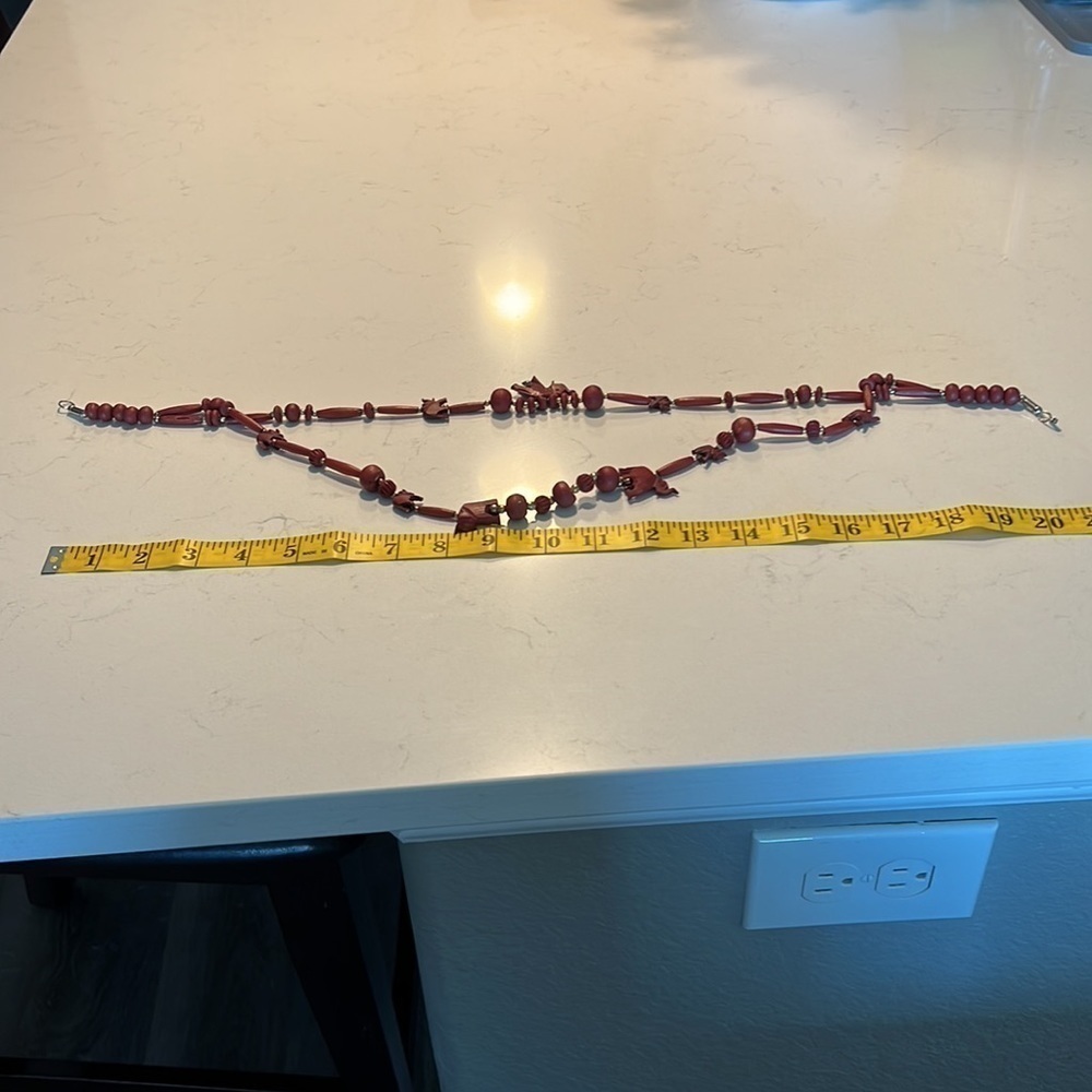 Red wood elephant necklace - Picture 5 of 6